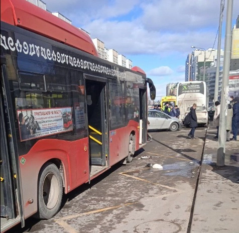 По словам пассажира, в какой-то момент у водителя резко закатались глаза.