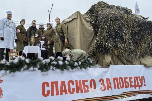Сотрудники предприятия создали живую картину, посвященную военным медикам.