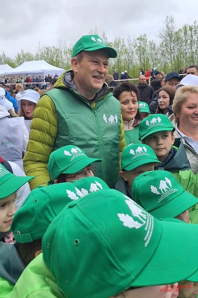 Губернатор Ленинградской области Александр Дрозденко с волонтерами.