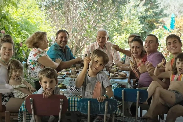 Кадр из фильма «Земля Алькаррас»