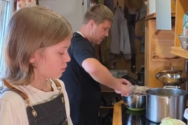 Папа помогает Кристине на кухне, поднимая тяжести и выполняя самые опасные работы.