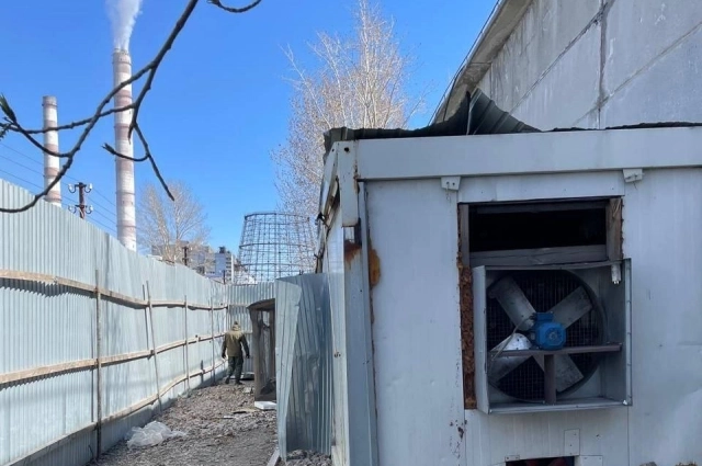 Специалисты отмечают, что создание майнинг-ферм требует не только значительных финансовых вложений, но и соблюдения технических норм безопасности.