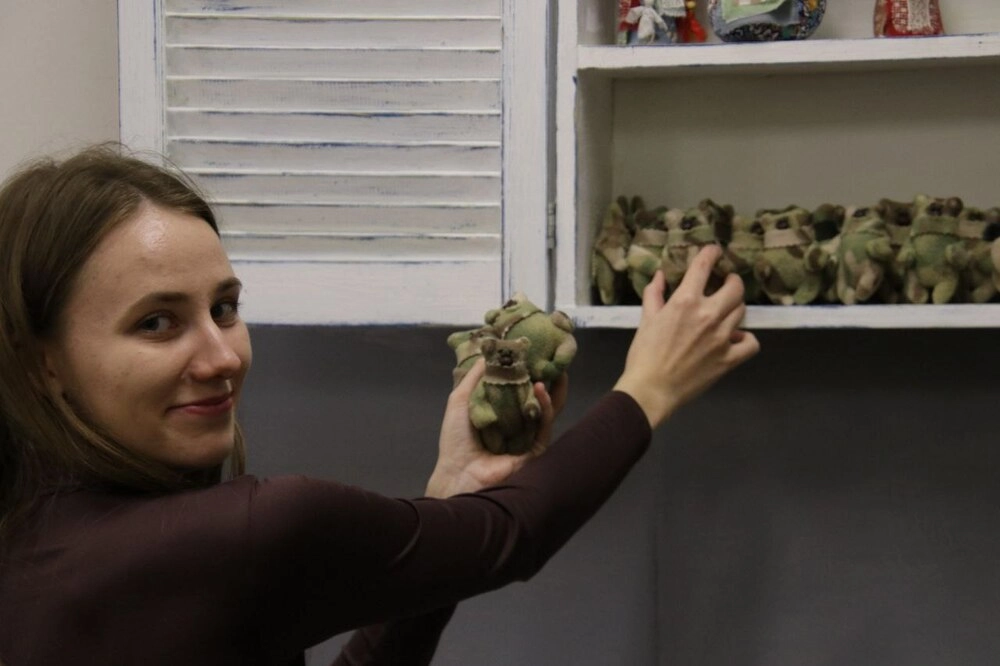 «Перебить запахи войны». Эти мишки дают бойцам на СВО ощущение дома
«Перебить запахи войны». Эти мишки дают бойцам на СВО ощущение дома