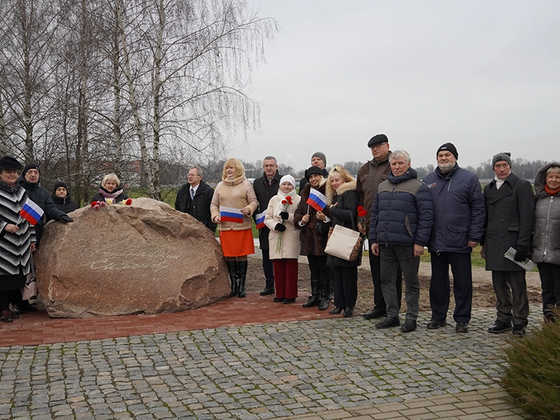 Писатели и поэты не только вспоминали биографию Константина Симонова, но и читали патриотические стихи и исполняли авторские песни.