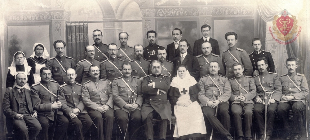 Коллектив ЛОР кафедры и клиники проф. Н.П.Симановского. (В.И.Воячек — третий слева) 1908 г.