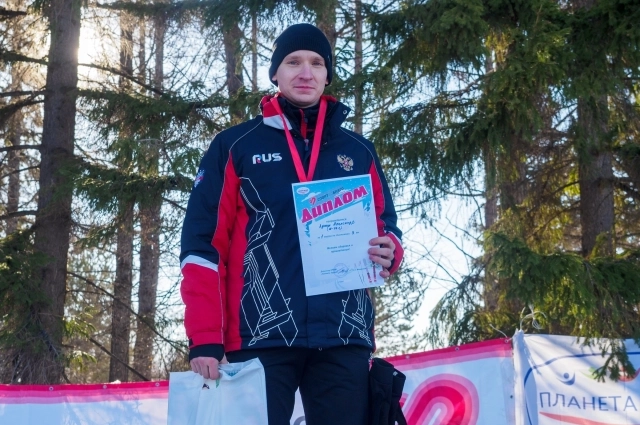 Для поддержания хорошей физической формы Александр занимается спортом..