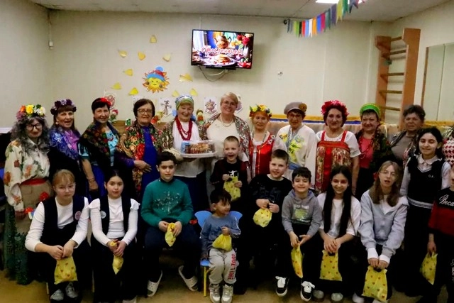 Волонтёры занимаются с детьми, попавшими в трудную ситуацию. 