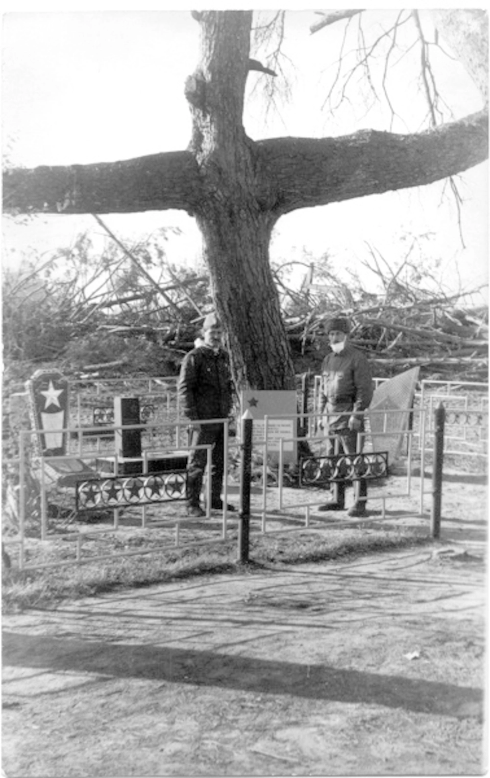 Перезахоронение останков партизан казнённых фашистами на этом дереве. Слева Сергей Степанович Двуреченский. Дерево сталь символом и Чернобыля. Изображено на иконе Чернобыльский Спас.