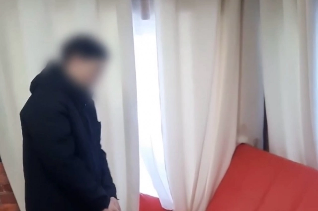 Обвиняемый на следственном эксперименте показывает, где произошло убийство.