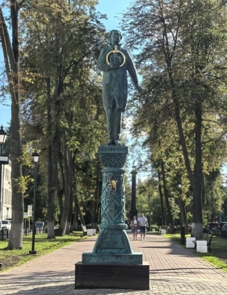 Памятник установили в столице Золотого кольца.