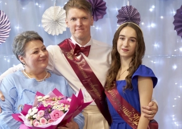 Дарья Ульянова пришла на выпускной с бабушкой.