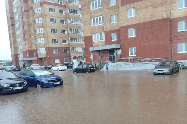 Вода заливается в подвал многоквартирного дома.