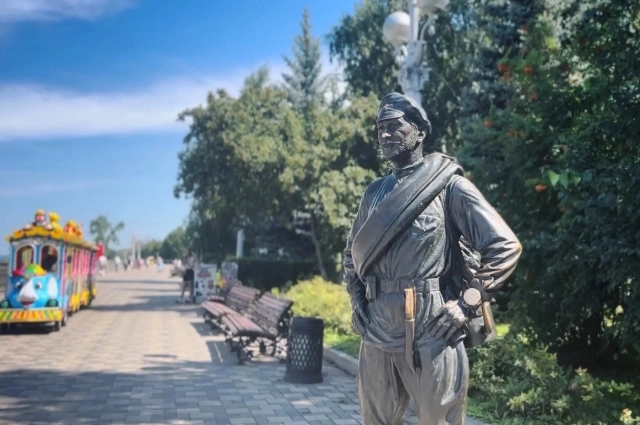Памятник появился здесь не случайно: сценарист фильма «Белое солнце пустыни» Валентин Ежов жил неподалёку.