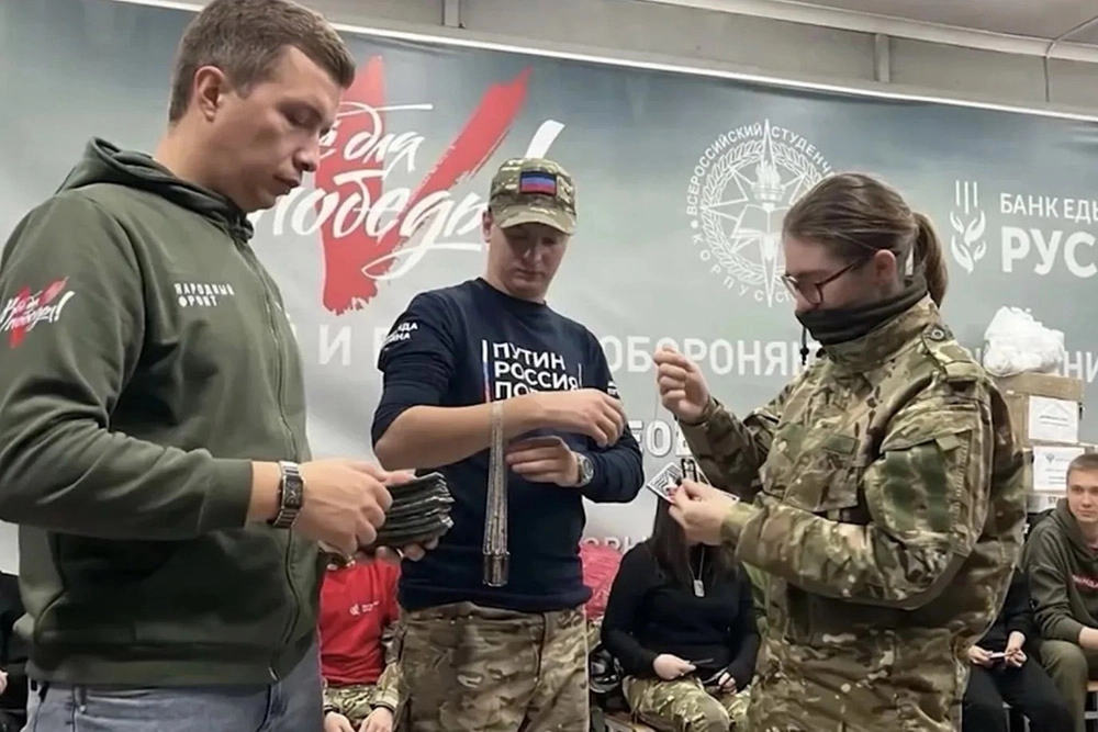 На награждении Народного фронта (Умка крайняя справа)