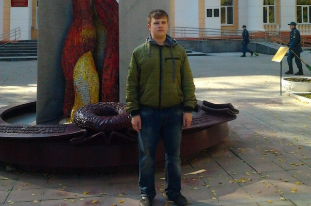 Вячеслав Сычев на одной из фотографий стоит около института государственной противопожарной службы МЧС России.