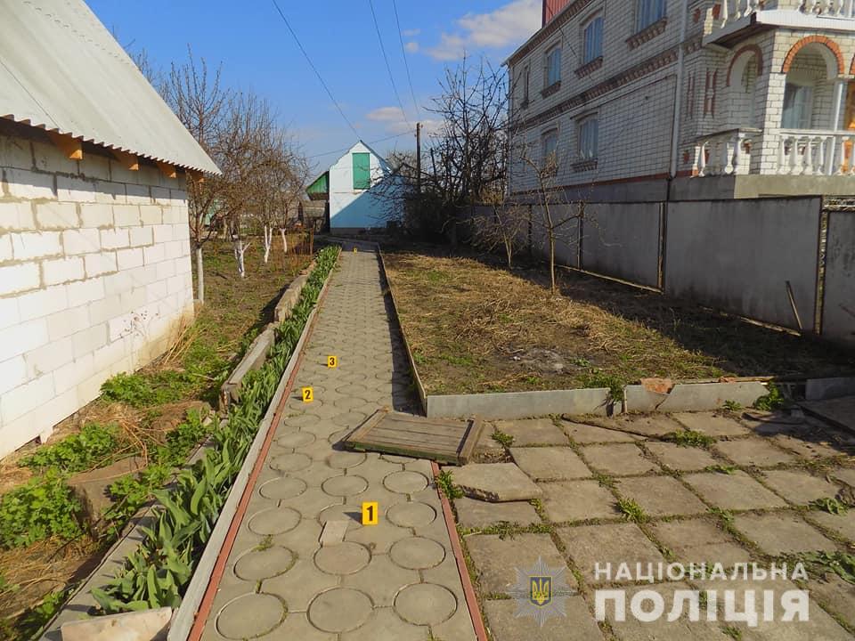 После осмотра места, где было найдено тело, работники полиции выявили следы крови, которые привели к одному из домов города.