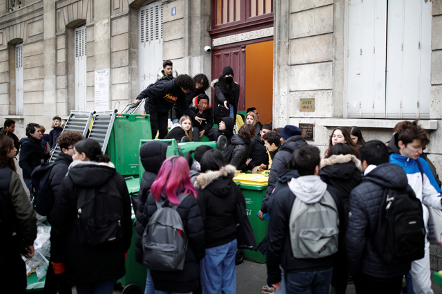 Французские школьники тоже бастуют против пенсионной реформы.