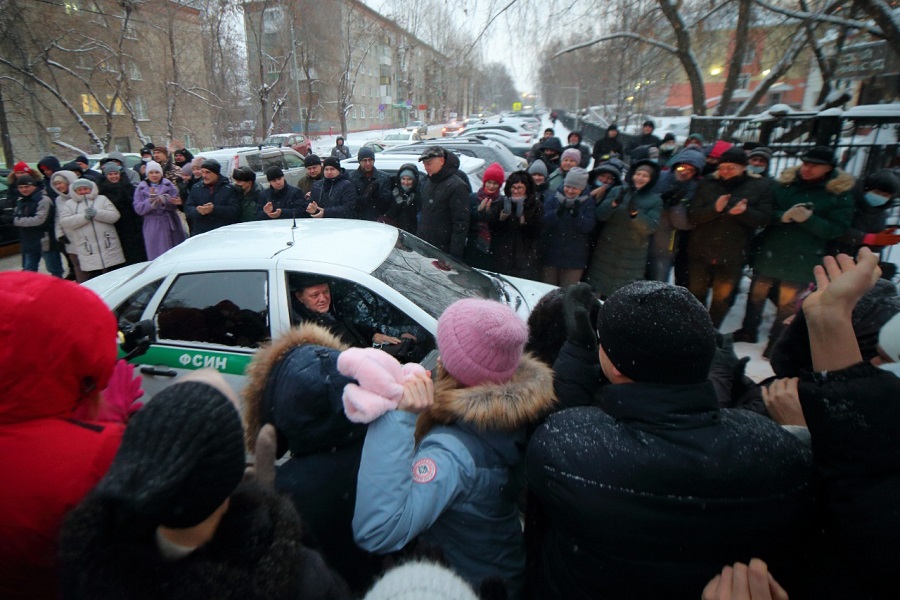 Более ста человек пришли к суду, чтобы поддержать Ивана Кляйна.