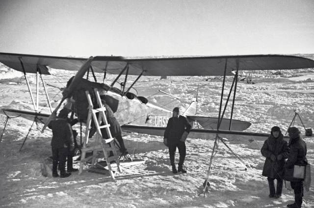 Самолет У-2 летчика Петра Власова готовится к спасательному полету в лагерь папанинцев «СП-1».