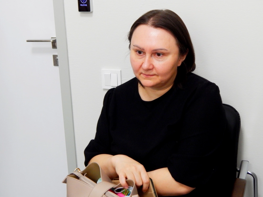 Мама Риты, Татьяна Верезомская наблюдает, как её дочь играет в виртуальную игру.