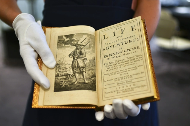 Оригинальное первое издание книги английского писателя Даниэля Дефо «Робинзон Крузо», впервые опубликованной в 1719 году.