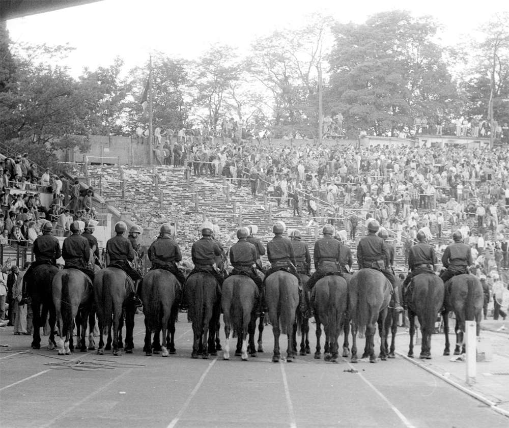 Конная полиция и&nbsp;кавалерийский эскадрон перед разрушенным фан-блоком, где произошла катастрофа.