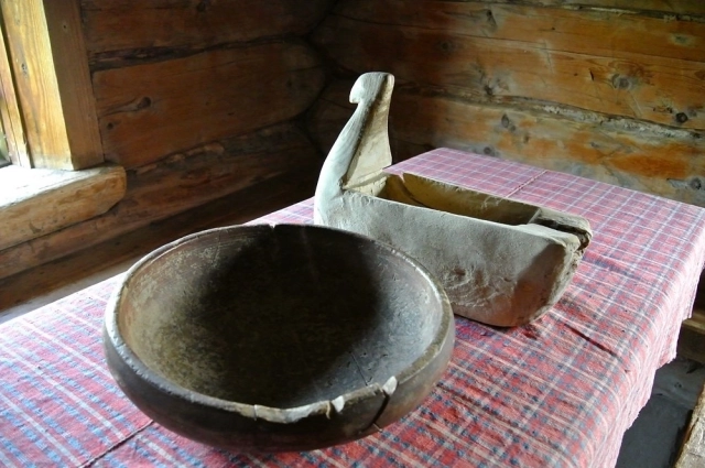 Миска и солоница на столе.