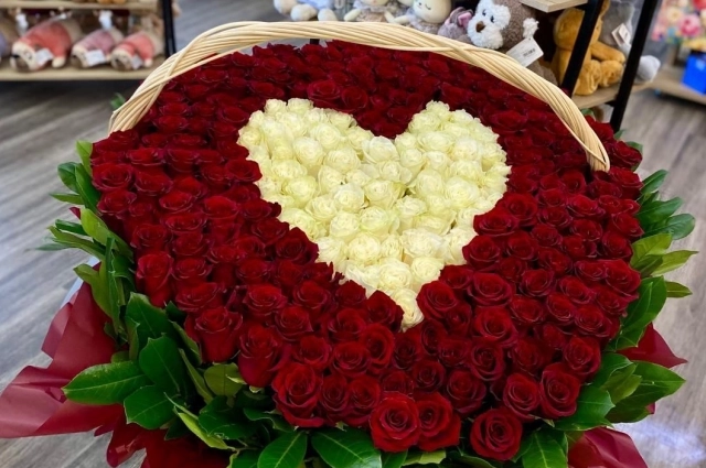 Из 101 розы получилась внушительная корзина