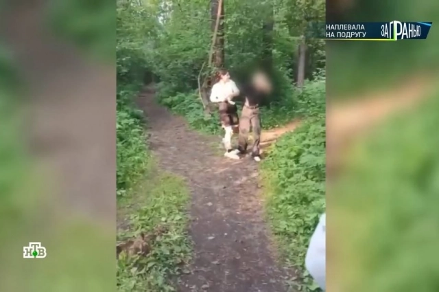 Кадр с еще одного видео, на котором Ангелина бьет уже другую девочку.