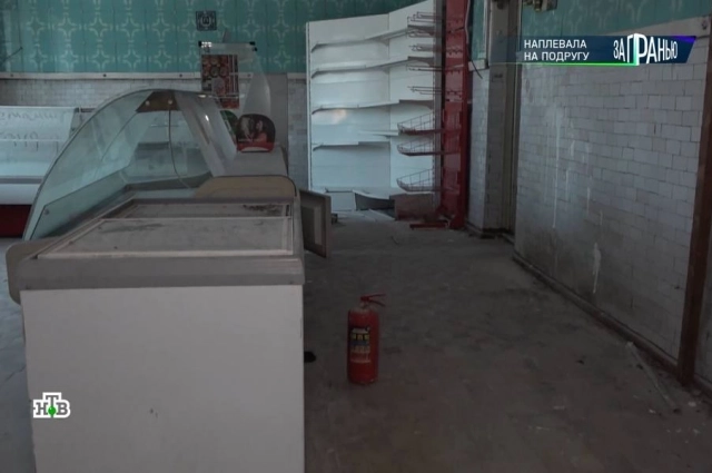 Девочку избивали в заброшенном магазине.