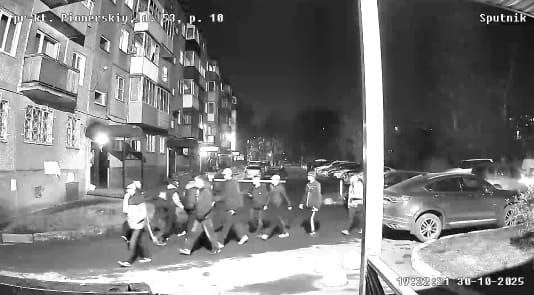 Фанаты Спесивцева приходят к подъезду толпами и даже ночами.