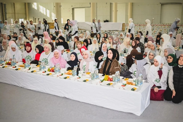 Мужчины и женщины сидели раздельно.