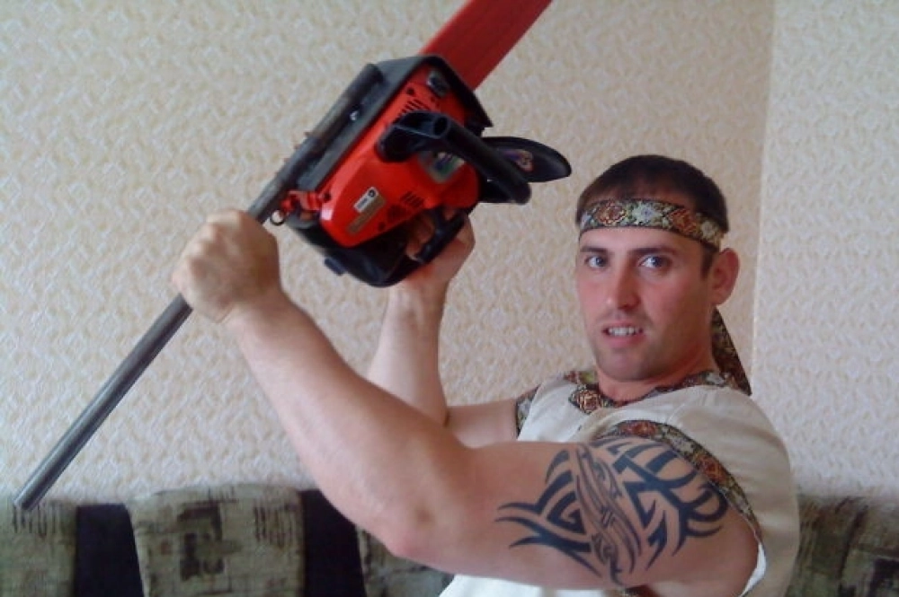 Сергей два года учился жонглировать работающими бензопилами.