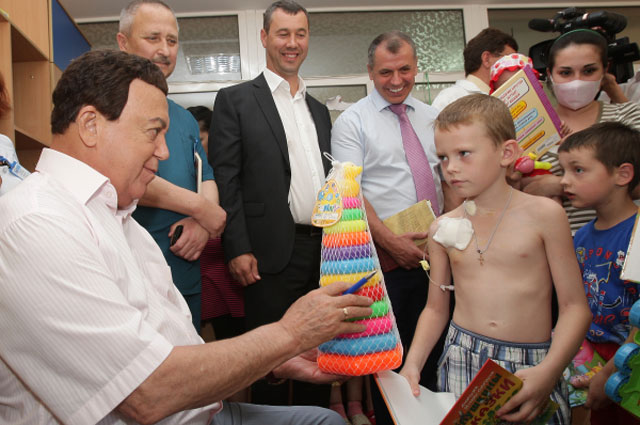 Певец и депутат Государственной Думы РФ Иосиф Кобзон во время посещения детской республиканской больницы в Симферополе