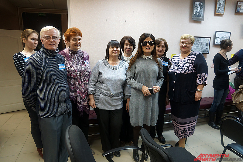 Диана Гурцкая вместе с сотрудниками пермской библиотеки для слепых.