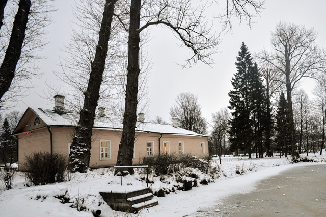 Дом писателя А.П. Чехова и пруд на территории Музея-заповедника «Мелихово» в Московской области.