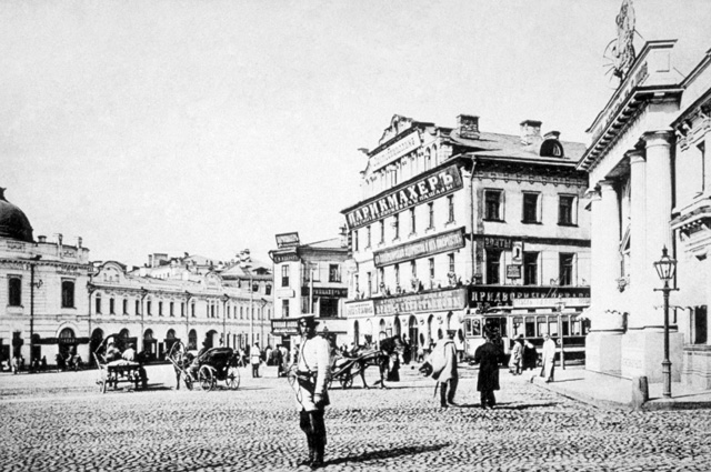 На Арбатской площади в Москве. 1910 год. Фото из архива Музея истории Москвы.