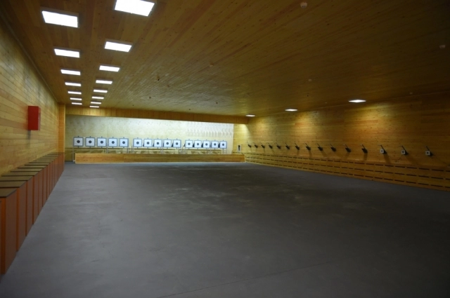 Полицейские регулярно тренируются в стрельбе.