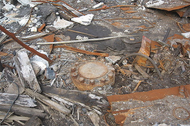 Устье Кольской скважины с металлической заглушкой, август 2012