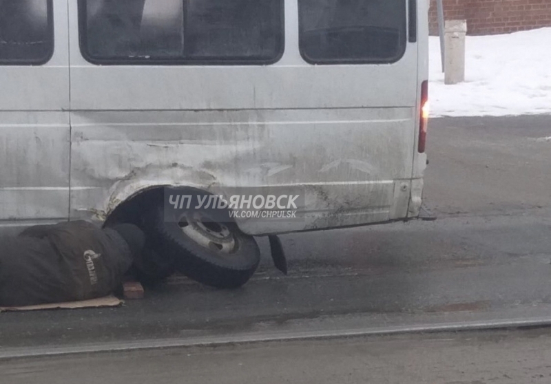 Ульяновск чп в контакте. ЧП В Ульяновске сегодня в маршрутке. Вывернуло колесо у маршрутки. Отпало колесо на ходу. У микроавтобуса отлетели задние колеса.
