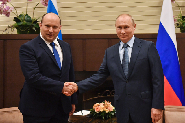 Премьер-министр Израиля Нафтали Беннет и президент РФ Владимир Путин во время встречи в Сочи.