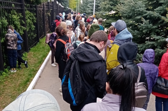 Очередь в Ботанический сад во время Ночи музеев.