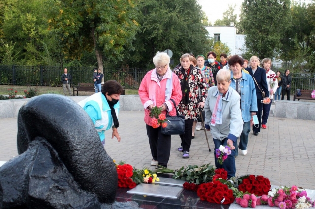 Люди несут цветы в память о жертвах теракта в Волгодонске.