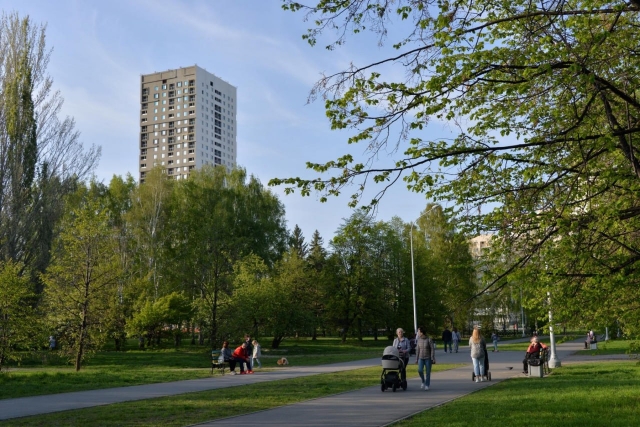 Центральная аллея делит парк Чкалова на две части
