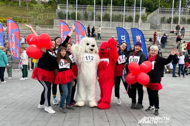 Команда «АиФ-Прикамья» выбрала наряд с яркими юбочками, а бежала в сопровождении символов издания – белой и красной собак.