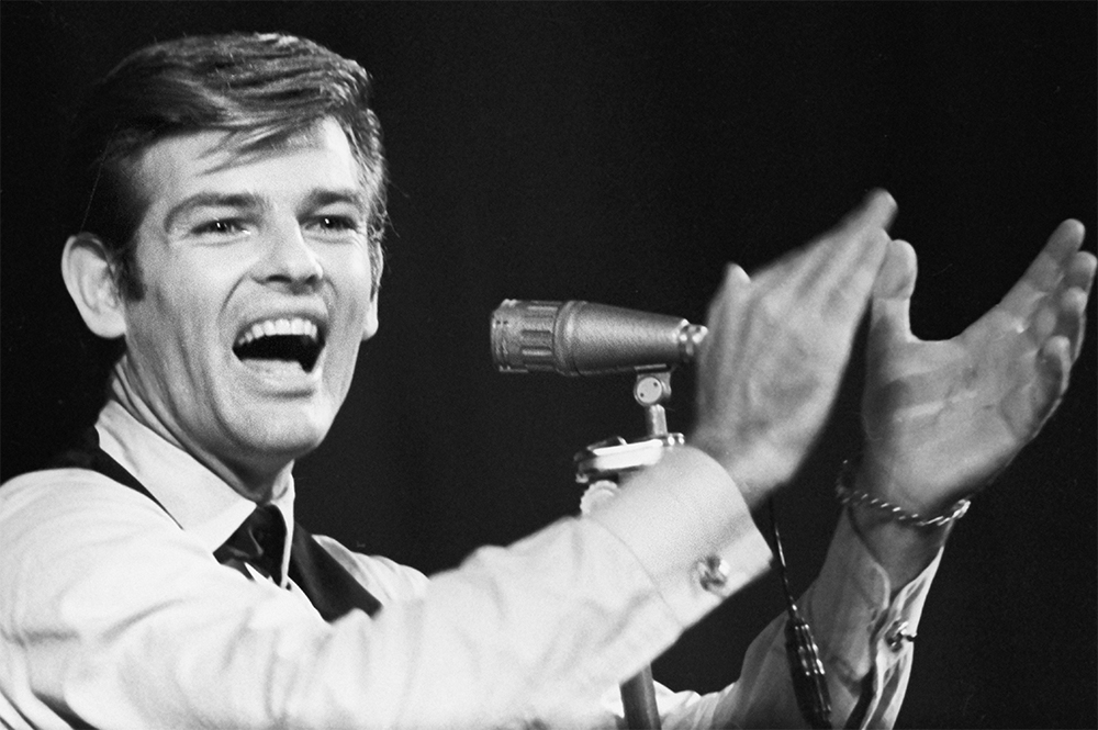 Американский певец, киноактер, кинорежиссер и общественный деятель Дин Рид во время выступления на сцене Московского государственного театра эстрады. 1966 г.