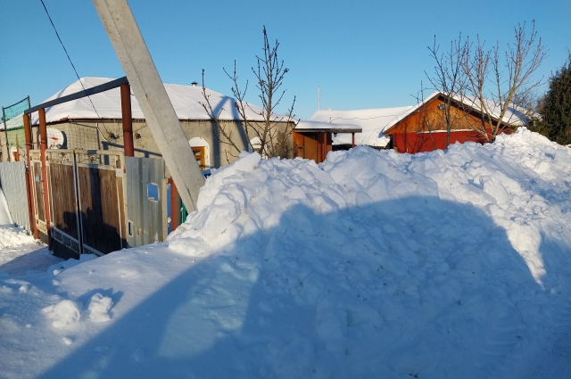 Обильных снегопадов в этом году было достаточно – сугробы в селах серьезные.