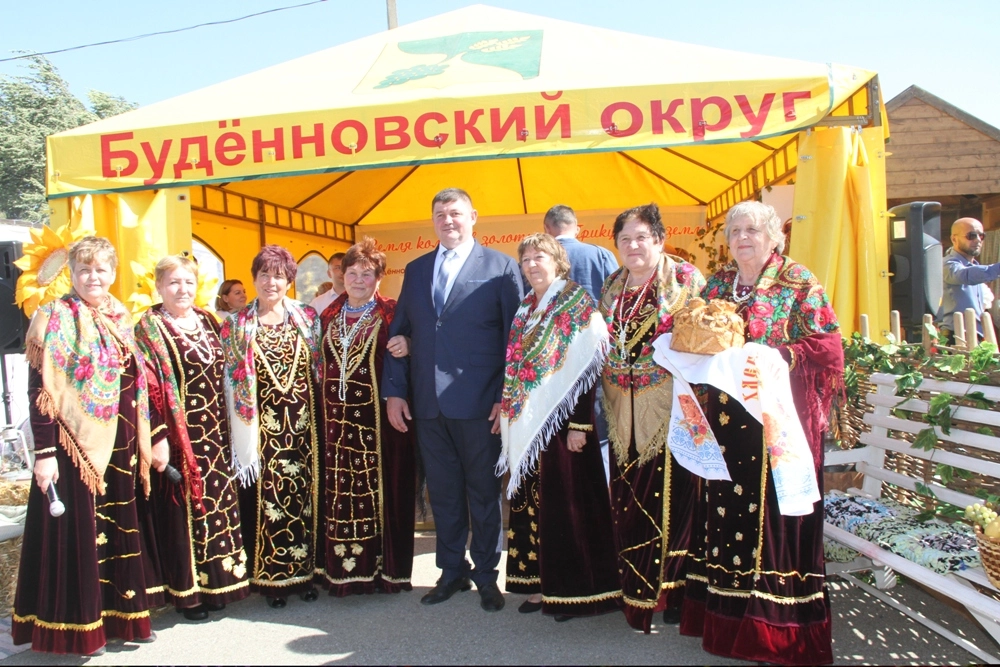 Будённовский округ и его глава Дмитрий Богданов встречали руководство края на выставке в Михайловске в День края с хлебом и солью.