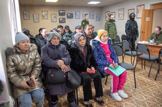 В полицию доставили, в основном, мужчин. Но были и женщины.