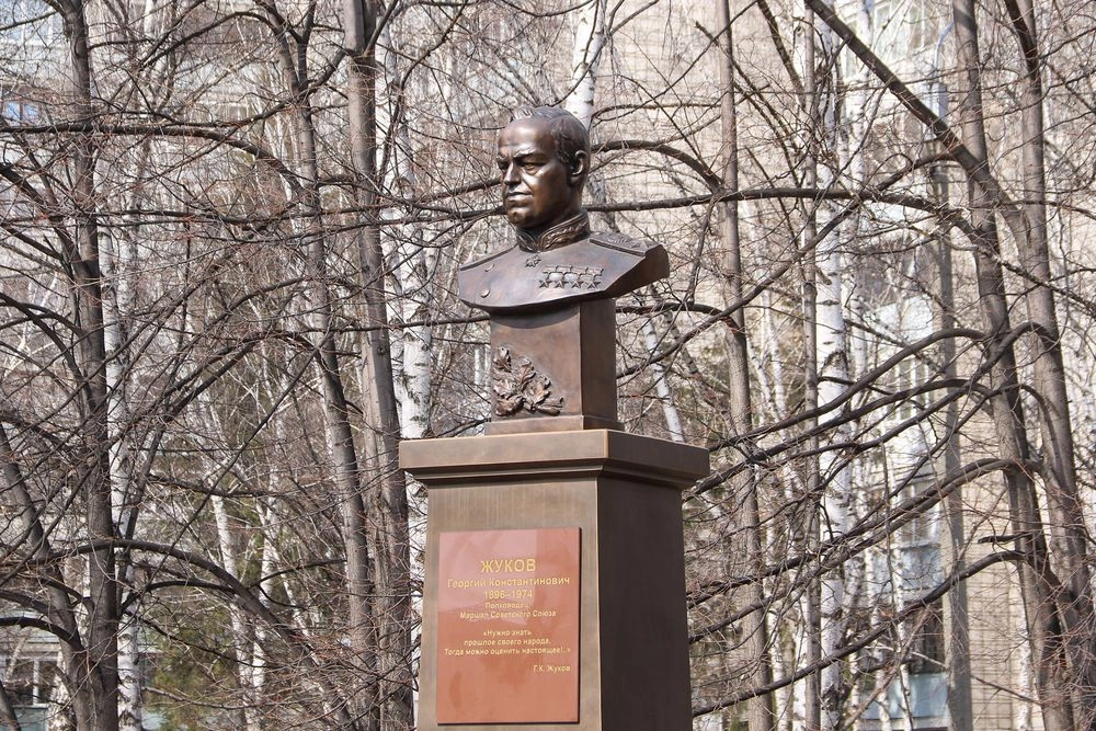 Бюст Маршала Победы в Великой Отечественной войне Георгия Жукова.